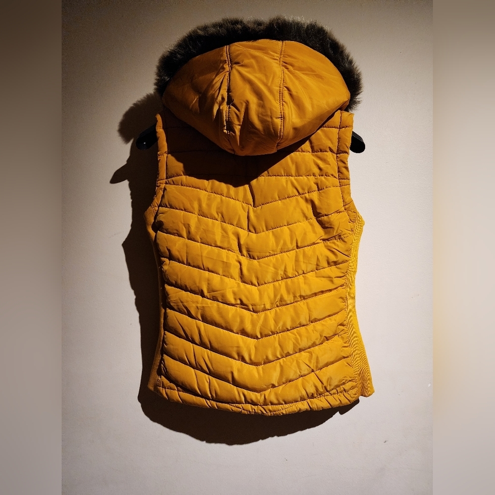YELLOW, HEAVY PUFFER VEST JACKET WITH FAUX FUR TRIMMED HOOD - Picture 4 of 11